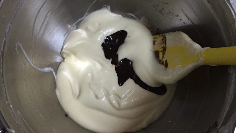 大理石戚风蛋糕,从蛋糊中取4分之一的量,倒入可可液