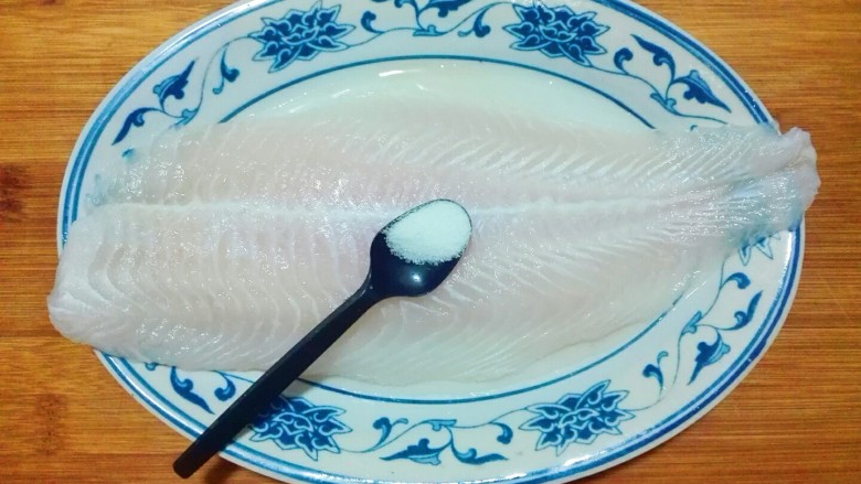 胡萝卜夹巴沙鱼,均匀撒上半小勺盐,腌制十五分钟