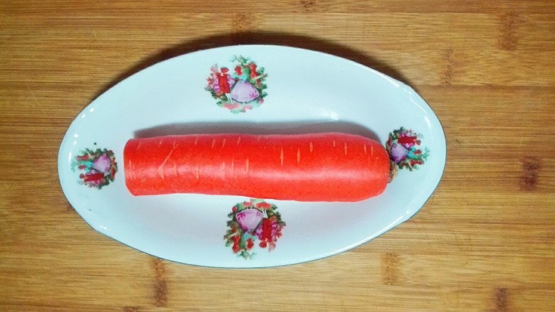 胡萝卜夹巴沙鱼,盐制鱼同时,准备半根<a style='color:red;display:inline-block;' href='/shicai/ 25'>胡萝卜</a>