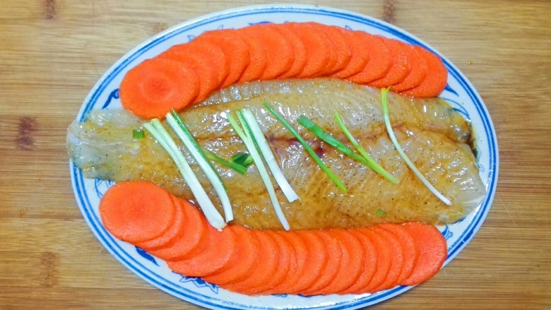 胡萝卜夹巴沙鱼,放葱白