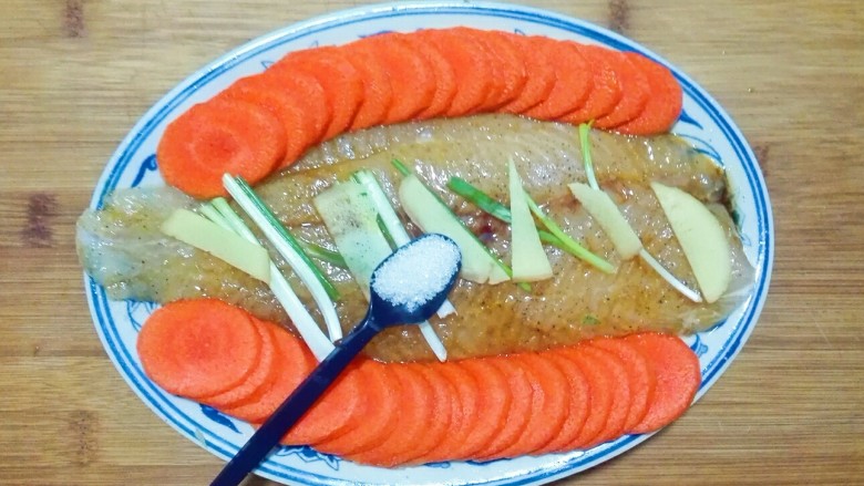 胡萝卜夹巴沙鱼,放半小勺<a style='color:red;display:inline-block;' href='/shicai/ 10588'>糖</a>