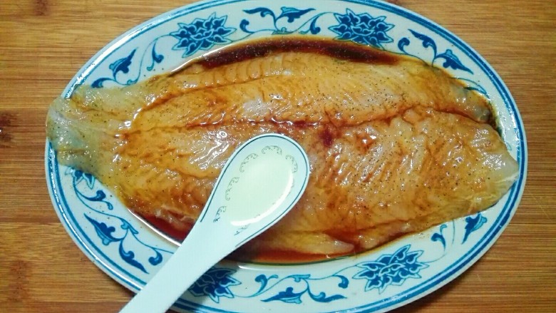 胡萝卜夹巴沙鱼,碗汁均匀淋在鱼表面,再均匀淋两勺食用油