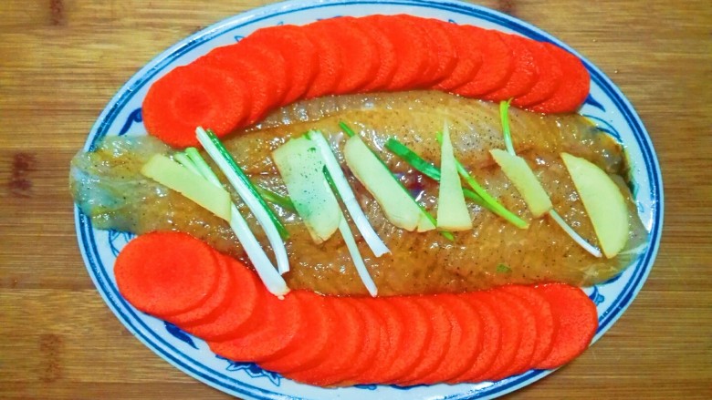 胡萝卜夹巴沙鱼,放姜片