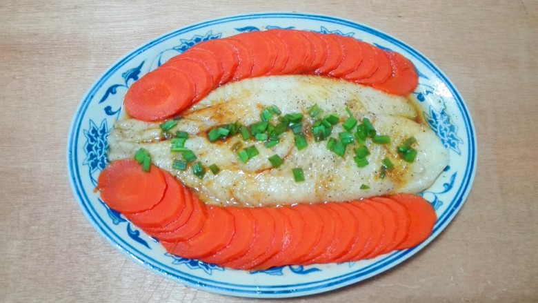 胡萝卜夹巴沙鱼,取出鱼盘,撒葱花