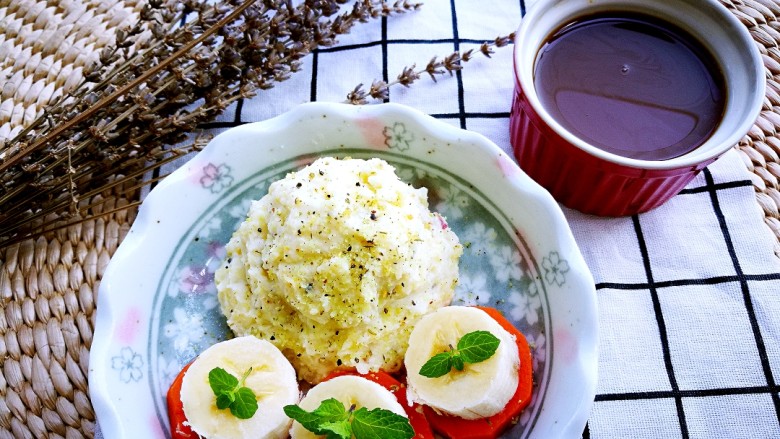 健脾瘦身早餐 茯苓山药土豆泥,摆上蒸熟的胡萝卜和<a style='color:red;display:inline-block;' href='/shicai/ 610'>香蕉</a>