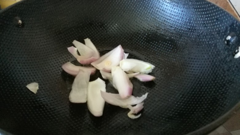 快手午餐一道菜 土豆胡萝卜牛肉煲,锅中热油,爆香洋葱