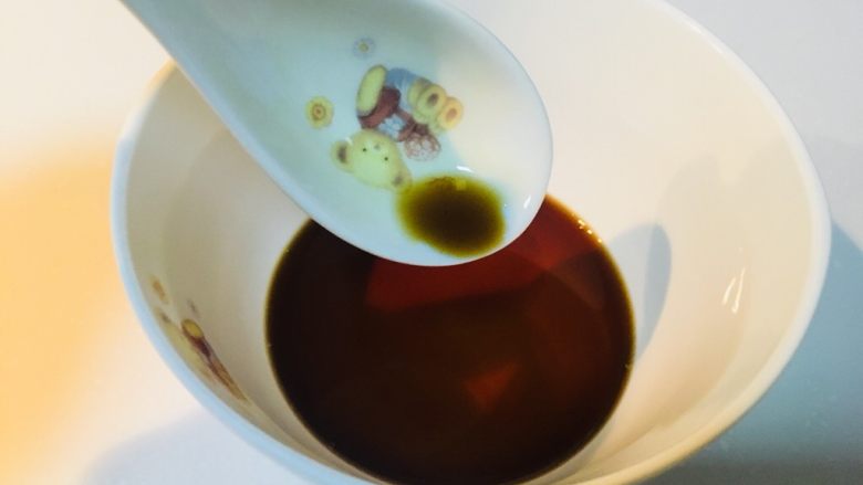 甜蜜豆腐,取一只碗,加醋一勺