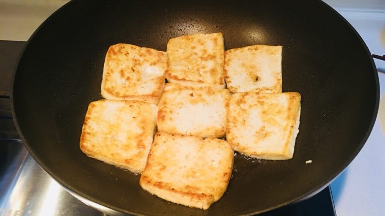 甜蜜豆腐,锅中热油,将豆腐煎至两面金黄