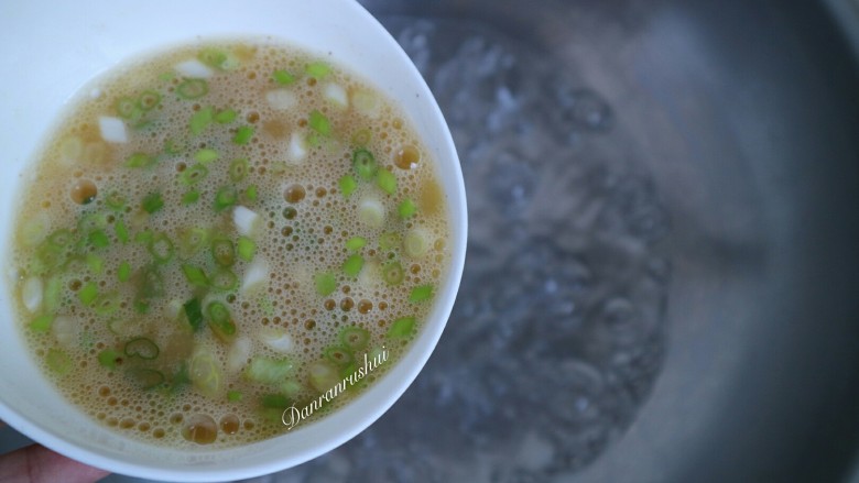 三分钟快手早餐——水摊鸡蛋,把准备好的蛋液倒入开水中。