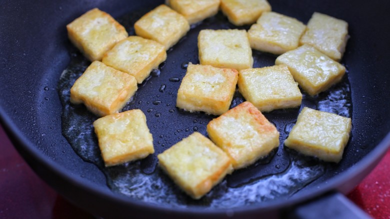 糖醋菜+糖醋脆皮豆腐,待豆腐块两面变成金黄色盛出备用