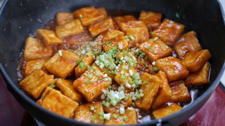 糖醋菜+糖醋脆皮豆腐,再放入葱花和芝麻