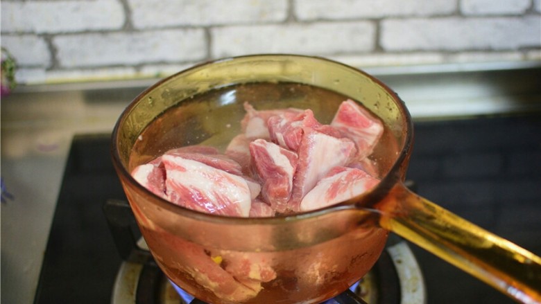 红烧土豆排骨,排骨放入冷水中煮开,撇去浮沫