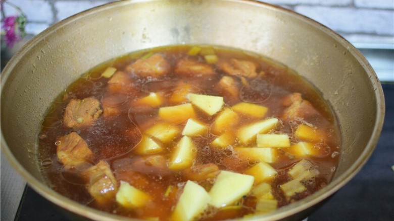 红烧土豆排骨,大火烧开,转小火煮20分钟。