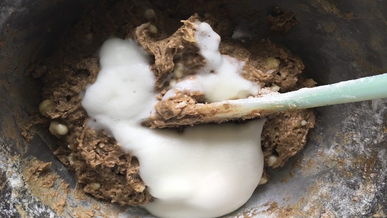 原创 | 无油无面粉咖啡香蕉湿蛋糕,鸡蛋清打发后用刮刀分次切拌入面糊;