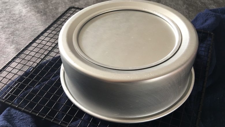 原创 | 无油无面粉咖啡香蕉湿蛋糕,烤好后倒扣放凉后脱模;