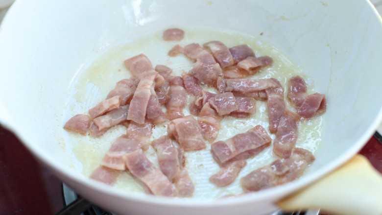 蔬菜培根蛋炒饭,锅中再放少许食用油,将培根炒至打卷出油状态