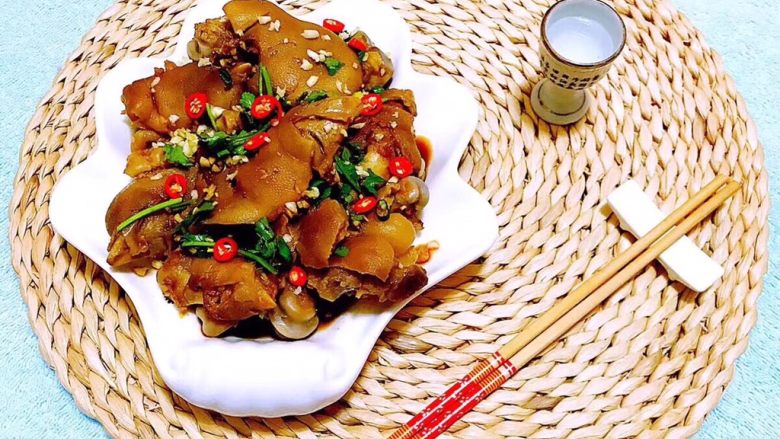 凉拌麻辣猪蹄,搭配美酒别有一番滋味