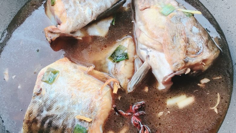 香炖鳕鱼🐠,填1000ml水,炖20分钟。(水量看鱼的大小衡量)