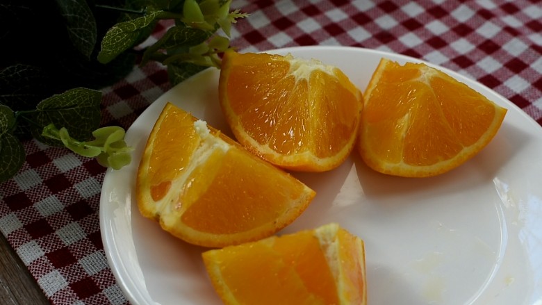 糖醋菜+橙汁鸡球,将<a style='color:red;display:inline-block;' href='/shicai/ 626'>橙子</a>切成小块,方便一会儿取汁