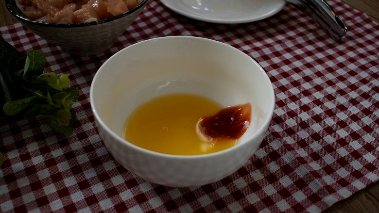 糖醋菜+橙汁鸡球,下边我们就制作酸甜汁:在橙汁中加入<a style='color:red;display:inline-block;' href='/shicai/ 699'>番茄酱</a>