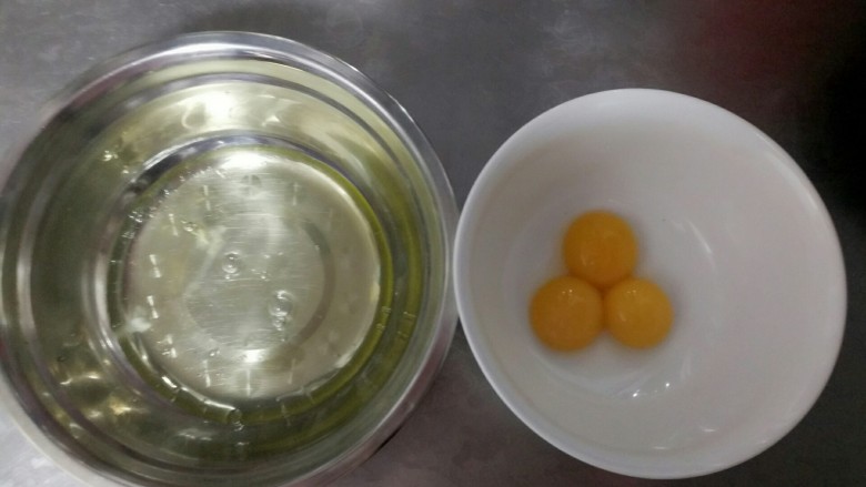 紫薯酸奶戚风,首先要将鸡白蛋黄分离,分别装入两个盆中。