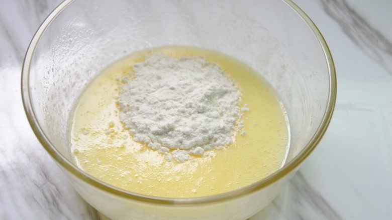 杏仁瓦片酥,倒入低筋粉,搅拌均匀
