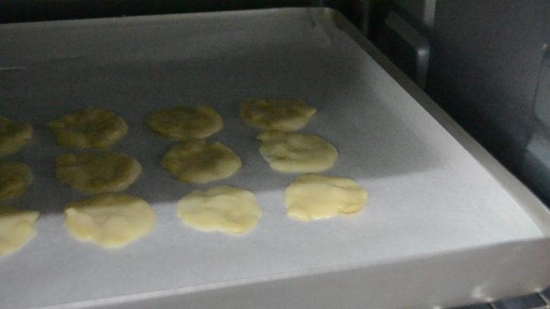 杏仁瓦片酥,烤箱预热180°,烤7分钟左右