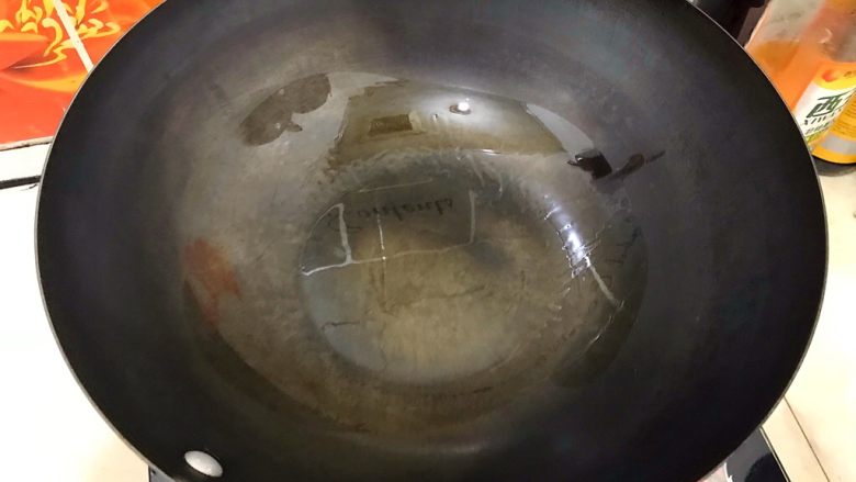 家常蚝油农家小炒肉,起油锅,热锅冷油,油稍微少一点点,不要太多