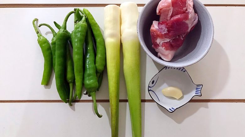 家常蚝油农家小炒肉,首先我们准备好所有食材