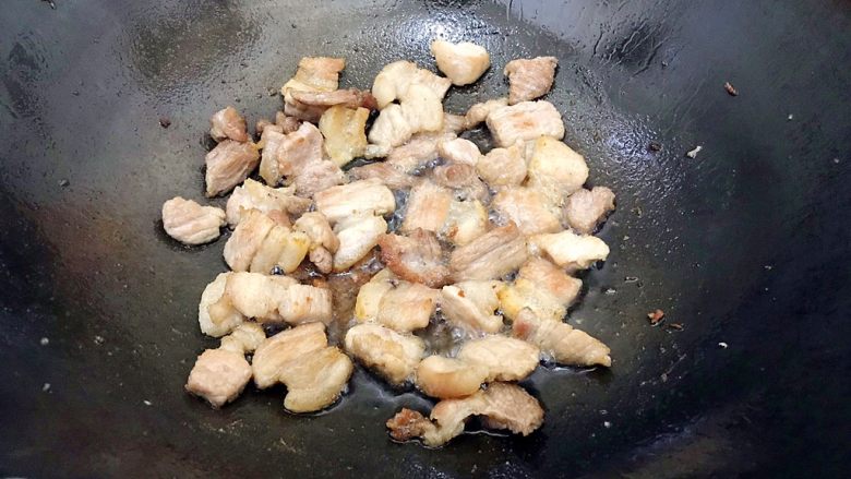 家常蚝油农家小炒肉,这一步需要一点耐心,让五花肉的油慢慢煸出来