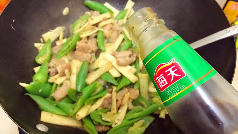 家常蚝油农家小炒肉,加适量蚝油,翻炒至汤汁收紧,即可