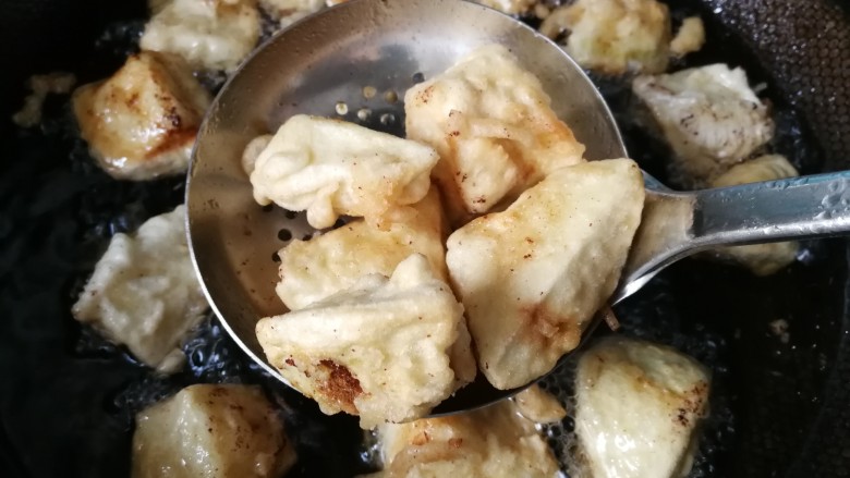 #糖醋菜#糖醋茄块,然后茄子炸黄捞出,图中不是太黄,用的豆油,听老人说,用棉子油上色,花生油炸东西香。