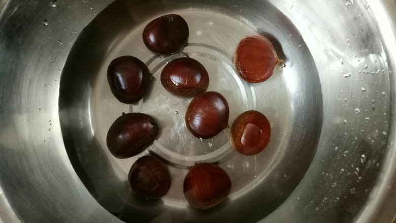 烤栗子✨,放盆中洗干净,可以加少量盐洗干净,不要浸泡哦!
