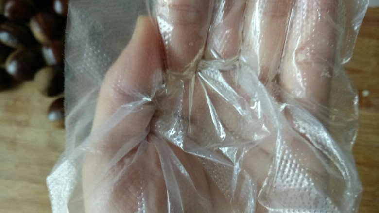 烤栗子✨,带上手套,倒上一点食用油