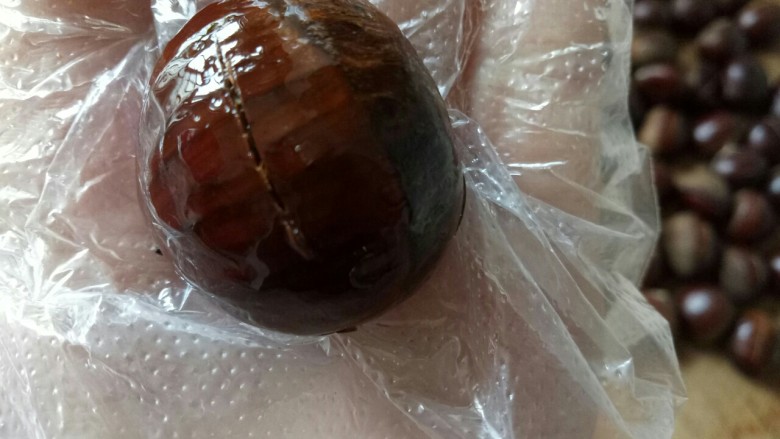 烤栗子✨,把栗子放手套上揉搓一下,让栗子裹上食用油