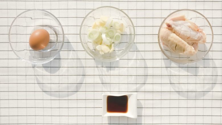 美味蒜香炸鸡翅（无油省时版）,<a style='color:red;display:inline-block;' href='/shicai/ 96'>鸡翅</a>清洗干净，两面划上几刀以便入味，将所有调料（<a style='color:red;display:inline-block;' href='/shicai/ 3250'>葱</a>末、蒜末、<a style='color:red;display:inline-block;' href='/shicai/ 9'>鸡蛋</a>、生抽）放入碗内混合搅拌，再将<a style='color:red;display:inline-block;' href='/shicai/ 96'>鸡翅</a>浸入调料汁内，“按摩”后腌制30分钟。