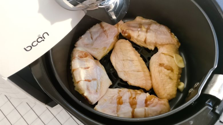 美味蒜香炸鸡翅（无油省时版）,将空气炸锅温度调到180°（注），炸18~20分钟即可