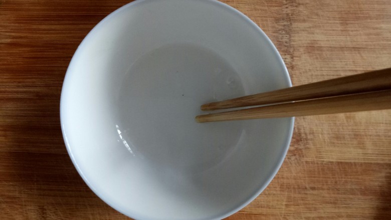 烤栗子✨,把糖水搅拌至无颗粒,在栗子烤15分钟后,用刷子把糖水刷到切开的栗子上,再烤10分钟。
