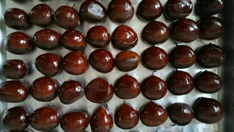 烤栗子✨,把每个栗子都裹好食用油,放在烤盘摆好,放入烤箱200℃,烤25分钟。