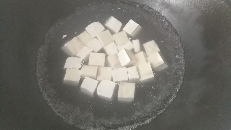 鹌鹑蛋烧豆腐,锅中入适量水烧开,水开后下入豆腐块焯水;
