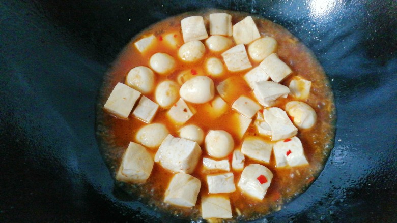 鹌鹑蛋烧豆腐,再加入豆腐块,适量<a style='color:red;display:inline-block;' href='/shicai/ 762'>老抽</a>,少许盐,烧开小火慢煮;