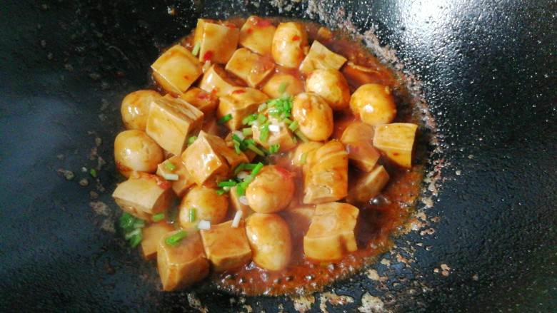 鹌鹑蛋烧豆腐,最后下水淀粉收浓汁,撒葱花即可起锅!