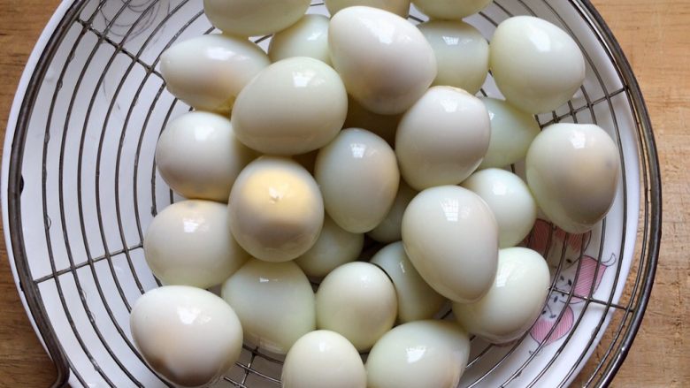 糖醋鹌鹑蛋,鹌鹑蛋煮好后去蛋壳,洗净,沥干水分