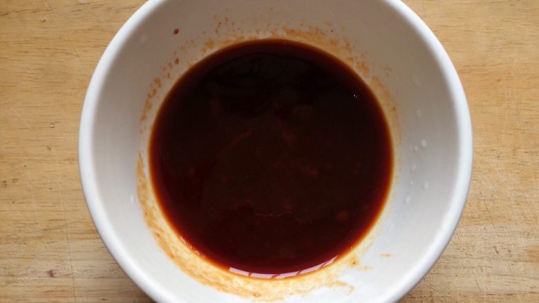 糖醋鹌鹑蛋,用勺子将酱汁拌匀,备用