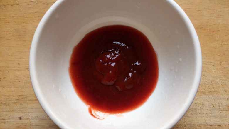 糖醋鹌鹑蛋,调酱汁:2勺番茄酱倒入碗中