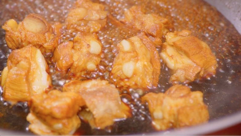 糖醋菜:糖醋小排,将排骨翻面