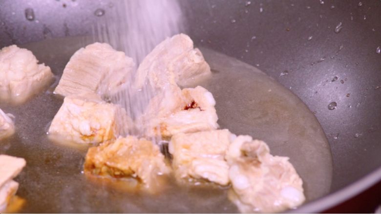 糖醋菜:糖醋小排,将焖好的排骨放入锅中,加入白糖翻炒
