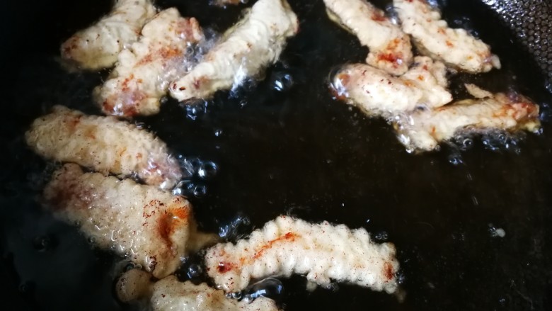 #糖醋菜#家常糖醋里脊,炸至里脊肉焦黄,控油捞出,这时别关火,会吸油。捞完,在关火。