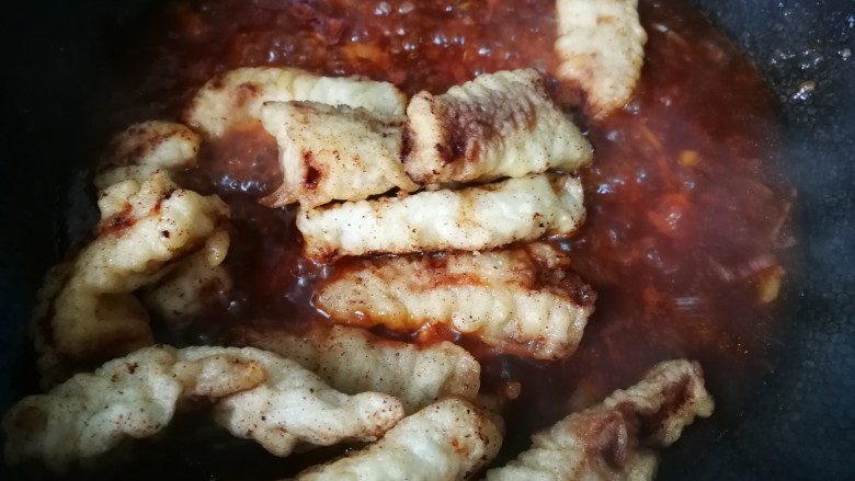#糖醋菜#家常糖醋里脊,放入炸好的里脊条,翻炒几分钟。