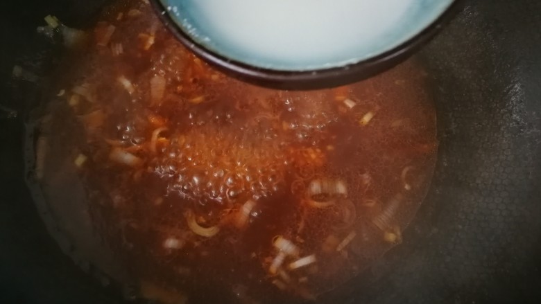 #糖醋菜#家常糖醋里脊,同样熬到糖醋汁,冒泡咕噜咕噜时,加入淀粉糊,勾芡。